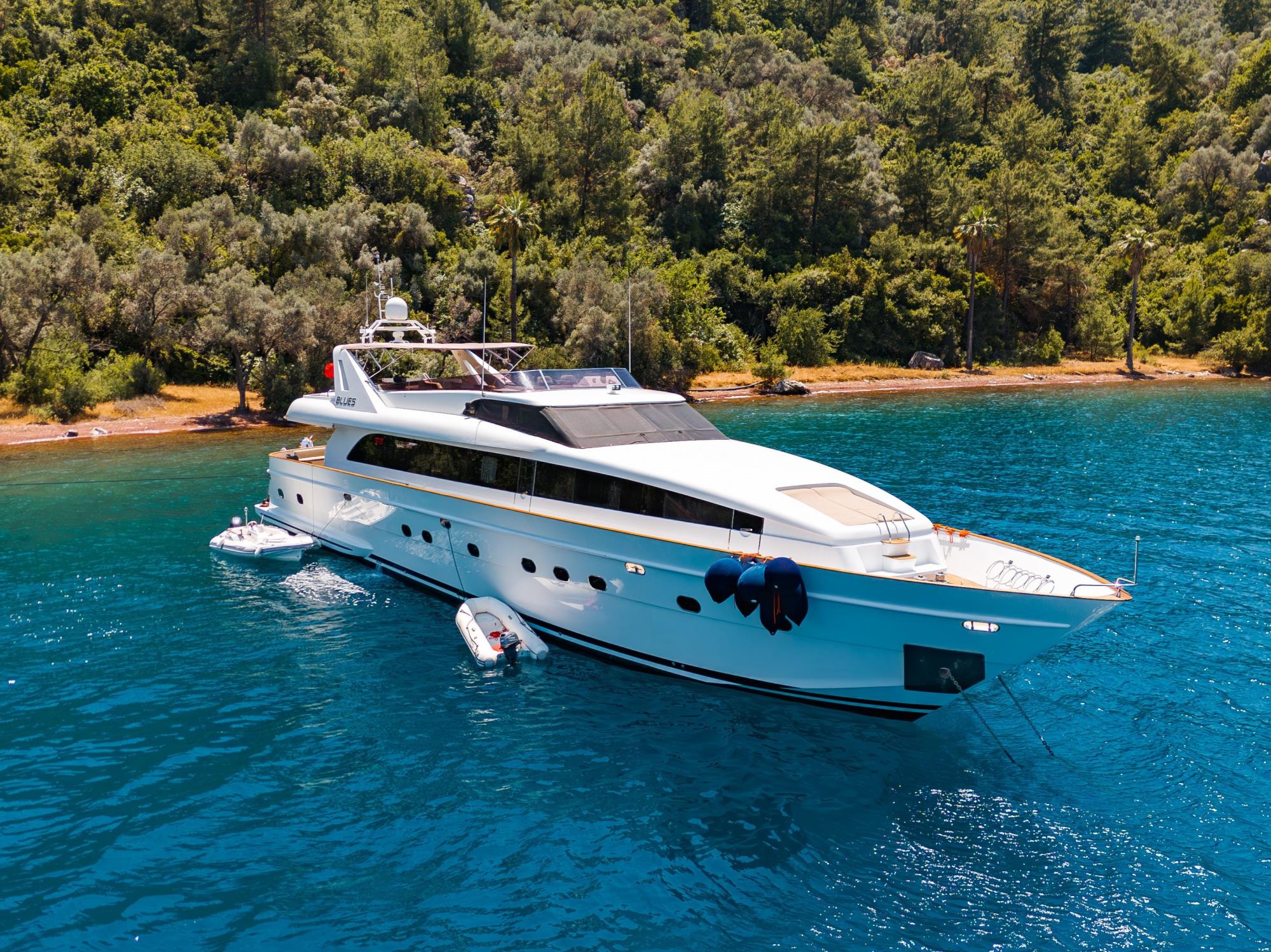 Deck einer Yacht vor Anker in einer Bucht bei Göcek